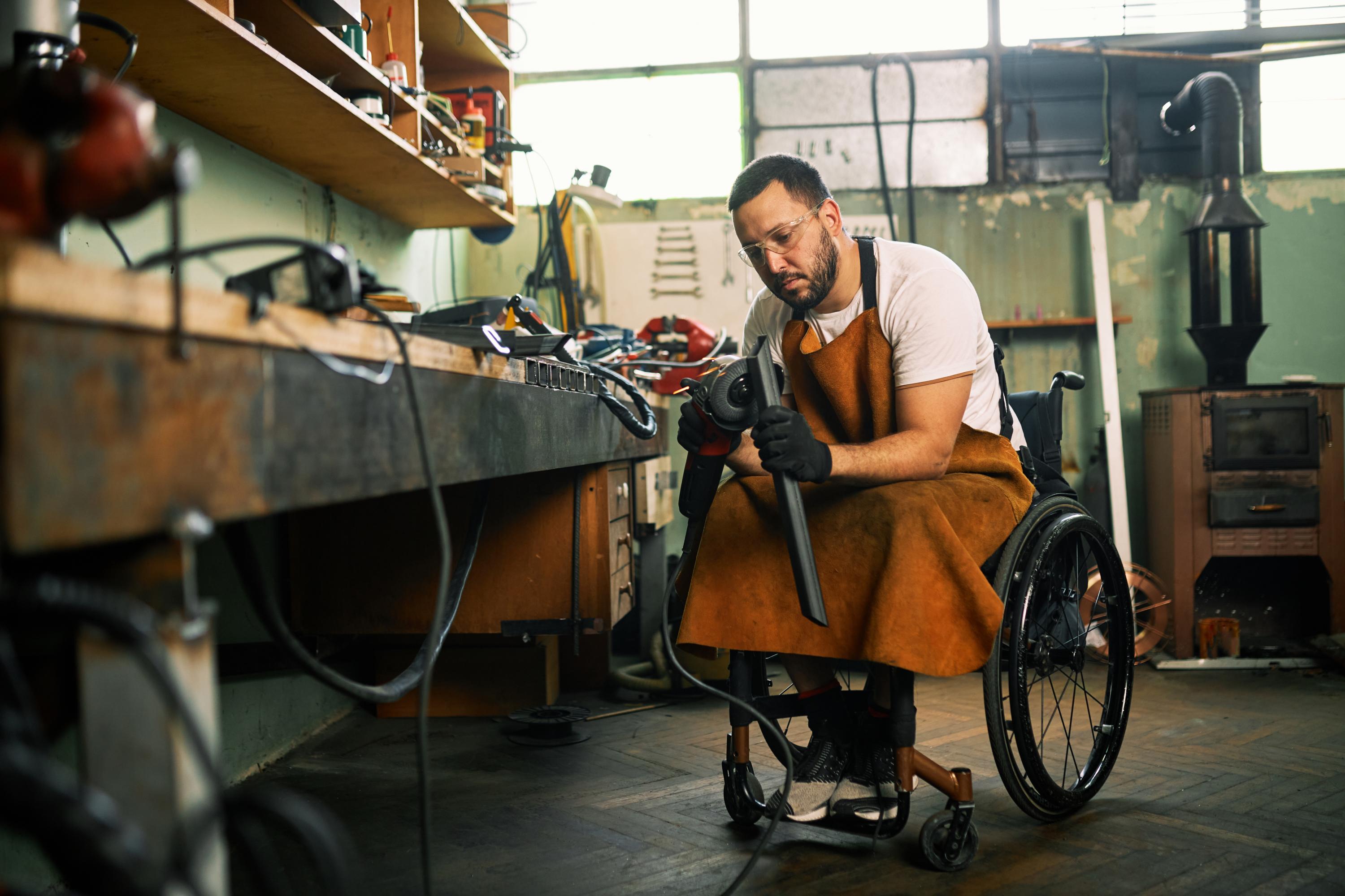 Hombre trabajando en silla de ruedas